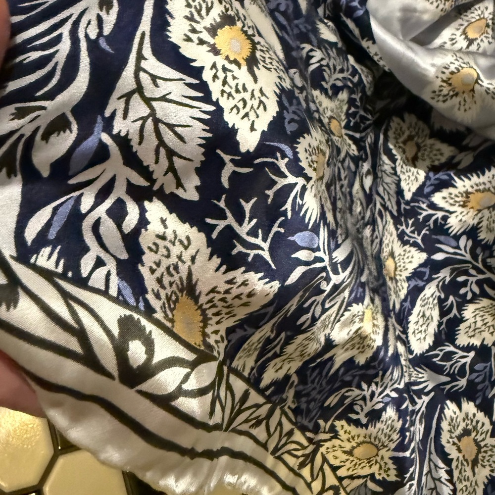 Taihu snow silk Elegant Floral Scarf in Blue and White - Picture 6 of 8